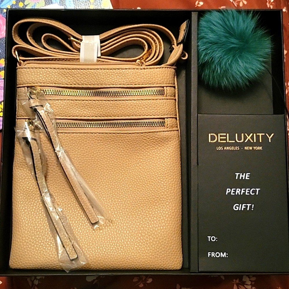 New Box Set Deluxity NY Women's Beige Classic Crossbody w/ Keychain